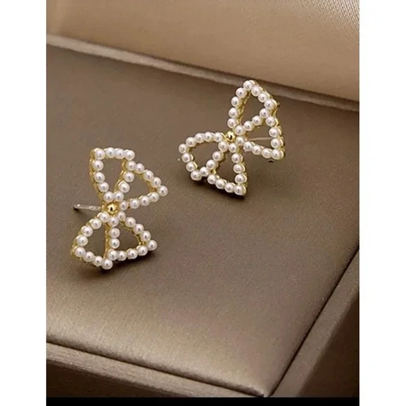 White Seed Pearl Bow Stud Earrings Yellow Gold Accent Fine Jewelry Fashion Acc - Picture 3 of 3
